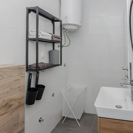 1 Bedroom Nice Apartment In Vir *