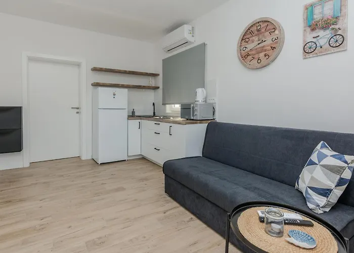 1 Bedroom Awesome In Vir